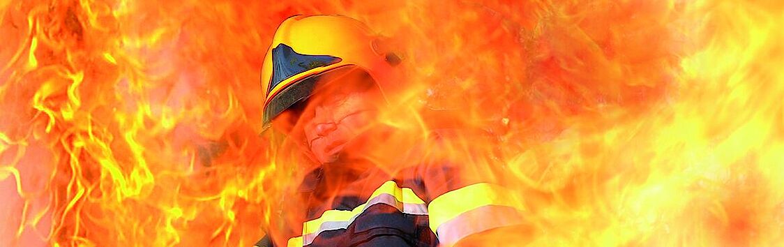 Feuerwehrmann inmitten von Flammen.