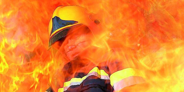 Feuerwehrmann inmitten von Flammen.