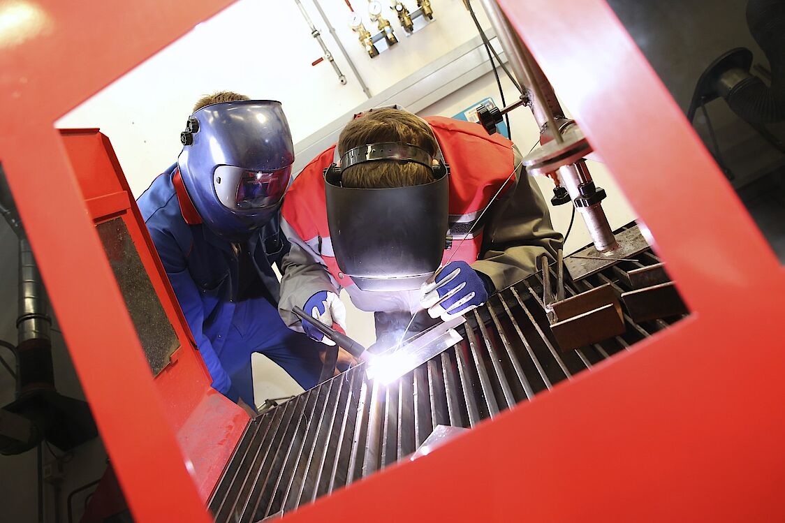 Werkstätte Beispiel in Gänserndorf 2 Personen mit Schweißausrüstung schweißen in der Werkstatt